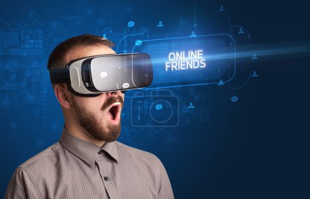 Téléchargez les photos : Homme d'affaires regardant à travers des lunettes de réalité virtuelle avec inscription en ligne amis, concept de réseautage social - en image libre de droit