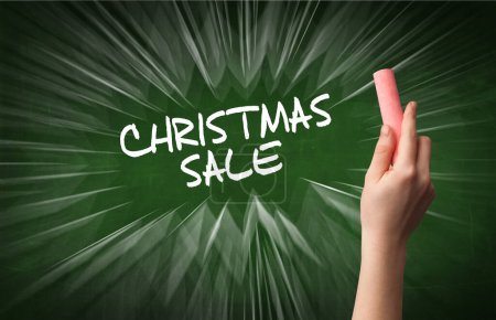 Téléchargez les photos : Dessin à la main inscription CHRISTMAS SALE avec craie blanche sur tableau noir, concept de shopping en ligne - en image libre de droit
