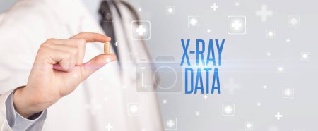 Téléchargez les photos : Gros plan d'un médecin qui donne une pilule avec inscription X-RAY DATA, concept médical - en image libre de droit