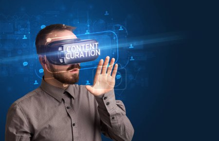Téléchargez les photos : Homme d'affaires regardant à travers des lunettes de réalité virtuelle avec inscription CONTENT CURATION, concept de réseautage social - en image libre de droit