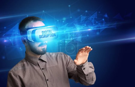 Téléchargez les photos : Homme d'affaires regardant à travers des lunettes de réalité virtuelle avec inscription DIGITAL DISRUPTION, concept de cybersécurité - en image libre de droit