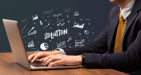 Téléchargez les photos : Homme d'affaires travaillant sur ordinateur portable avec inscription SOLUTION, concept d'entreprise moderne - en image libre de droit