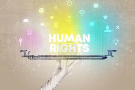 Téléchargez les photos : Serveur au service des réseaux sociaux avec inscription droits de l'homme, concept des nouveaux médias - en image libre de droit