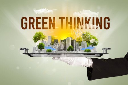 Foto de Camarero sirviendo eco ciudad con inscripción GREEN THINKING, concepto de energía renovable - Imagen libre de derechos