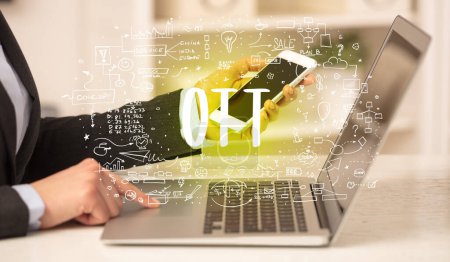Téléchargez les photos : Main de travail sur un nouvel ordinateur moderne avec abréviation OTT, concept de technologie moderne - en image libre de droit