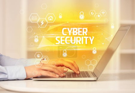 Foto de Inscripción de CYBER SECURITY en laptop, seguridad en internet y concepto de protección de datos, blockchain y ciberseguridad - Imagen libre de derechos