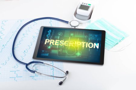 Foto de Tablet PC y material médico con inscripción PRESCRIPCIÓN, concepto de prevención - Imagen libre de derechos