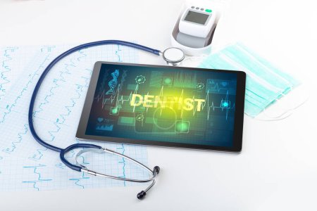 Foto de Tablet PC y material médico con inscripción DENTIST, concepto de prevención - Imagen libre de derechos