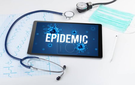 Foto de Tablet PC y herramientas médicas en superficie blanca con inscripción EPIDEMIC, concepto pandémico - Imagen libre de derechos