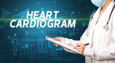 Téléchargez les photos : Médecin écrit des notes sur le presse-papiers avec inscription HEART CARDIOGRAM, concept de diagnostic médical - en image libre de droit