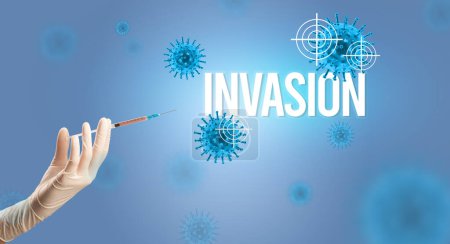 Téléchargez les photos : Vue rapprochée des médecins dans une seringue à gants blancs avec inscription INVASION, concept d'antidote contre le coronavirus - en image libre de droit