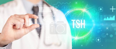 Téléchargez les photos : Gros plan d'un médecin vous donnant une pilule avec l'abréviation TSH, concept de virologie - en image libre de droit