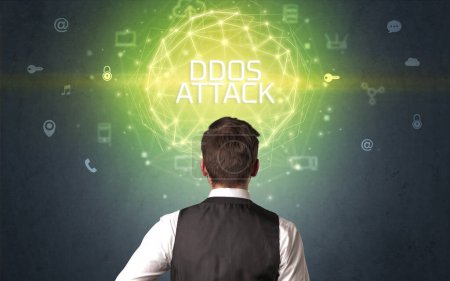 Foto de Vista trasera de un hombre de negocios con inscripción DDOS ATTACK, concepto de seguridad en línea - Imagen libre de derechos