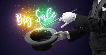 Téléchargez les photos : Main de magicien conjure avec baguette et inscription Big Sale, concept shopping - en image libre de droit