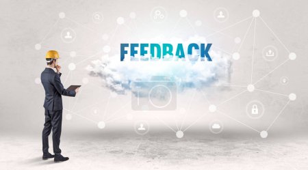 Foto de Ingeniero trabajando en un concepto de redes sociales con inscripción FEEDBACK - Imagen libre de derechos