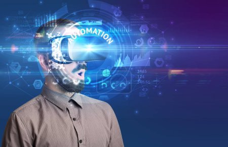 Foto de Hombre de negocios mirando a través de gafas de realidad virtual con inscripción AUTOMATION, concepto de tecnología innovadora - Imagen libre de derechos