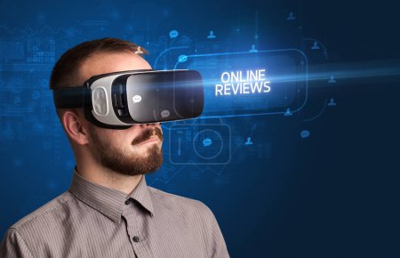 Téléchargez les photos : Homme d'affaires regardant à travers des lunettes de réalité virtuelle avec des critiques en ligne inscription, concept de réseautage social - en image libre de droit