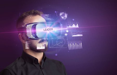 Téléchargez les photos : Homme d'affaires regardant à travers des lunettes de réalité virtuelle avec inscription LEADER, nouveau concept d'entreprise - en image libre de droit