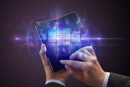 Foto de Empresario sosteniendo un smartphone plegable con inscripción SERVERS, concepto de nueva tecnología - Imagen libre de derechos
