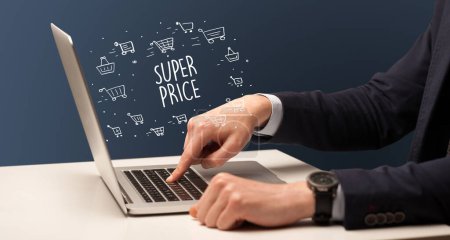 Téléchargez les photos : Homme d'affaires travaillant sur ordinateur portable avec inscription SUPER PRCE, concept d'achat en ligne - en image libre de droit