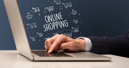 Foto de Empresario que trabaja en el ordenador portátil con inscripción en línea SHOPPING, concepto de compras en línea - Imagen libre de derechos
