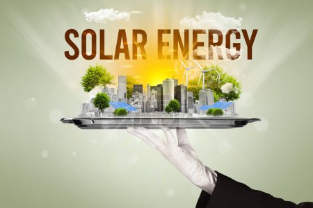 Foto de Camarero que sirve a la ciudad ecológica con inscripción SOLAR ENERGY, concepto de energía renovable - Imagen libre de derechos