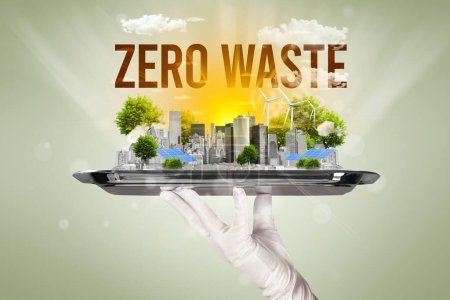 Téléchargez les photos : Serveur au service de la ville écologique avec inscription ZERO WASTE, concept d'énergie renouvelable - en image libre de droit