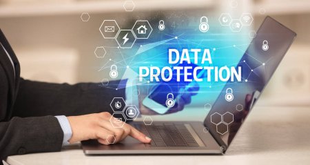 Foto de INSCRIPCIÓN DE PROTECCIÓN DE DATOS en laptop, seguridad en internet y concepto de protección de datos, blockchain y ciberseguridad - Imagen libre de derechos