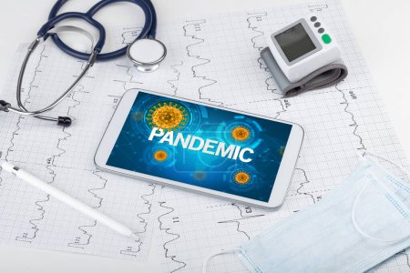 Foto de Vista de cerca de una tableta PC con inscripción PANDEMIC, concepto de microbiología - Imagen libre de derechos