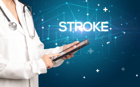 Téléchargez les photos : Le médecin remplit le dossier médical avec l'inscription STROKE, concept médical - en image libre de droit