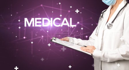 Téléchargez les photos : Le médecin remplit le dossier médical avec l'inscription MEDICAL, concept médical - en image libre de droit