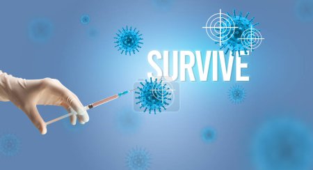 Téléchargez les photos : Vue rapprochée des médecins dans une seringue à gants blancs avec inscription SURVIVE, concept d'antidote contre le coronavirus - en image libre de droit