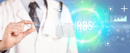 Foto de Primer plano de un médico que le da una píldora con abreviatura RDS, concepto de virología - Imagen libre de derechos