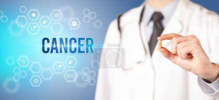 Nahaufnahme eines Arztes, der Ihnen eine Pille mit der Aufschrift CANCER gibt, medizinisches Konzept
