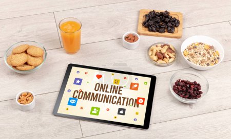 Foto de Healthy Tablet Composición PC con inscripción COMUNICACIÓN ONLINE, concepto de redes sociales - Imagen libre de derechos