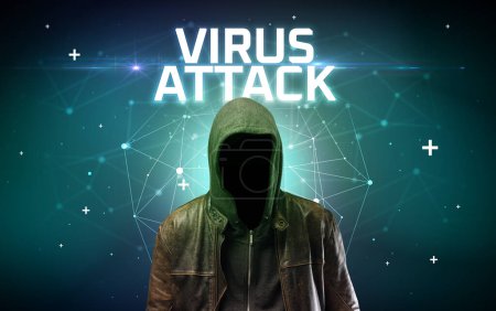 Téléchargez les photos : Mystérieux hacker avec inscription VIRUS ATTACK, inscription de concept d'attaque en ligne, concept de sécurité en ligne - en image libre de droit