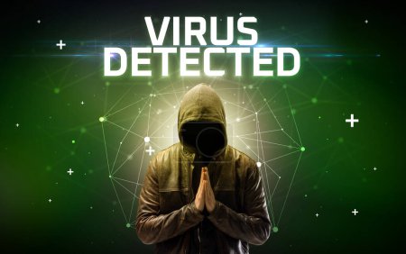 Téléchargez les photos : Mystérieux hacker avec inscription VIRUS DETECTED, inscription de concept d'attaque en ligne, concept de sécurité en ligne - en image libre de droit