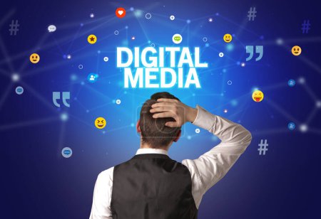 Foto de Vista trasera de un hombre de negocios con inscripción DIGITAL MEDIA, concepto de redes sociales - Imagen libre de derechos