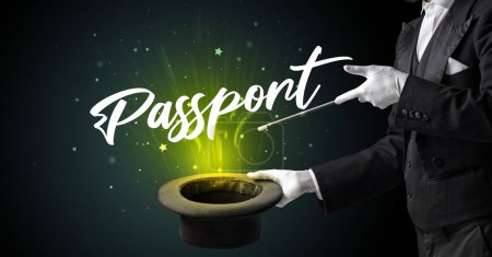 Foto de Mago está mostrando truco de magia con la inscripción Pasaporte, concepto de viaje - Imagen libre de derechos