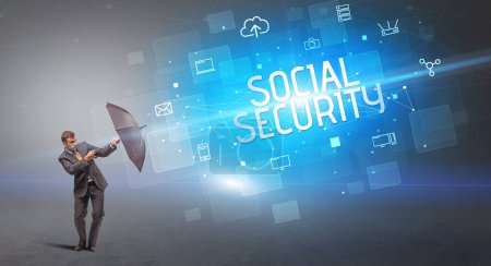 Foto de Empresario defensor con paraguas de ciberataque e inscripción SOCIAL SECURITY, concepto de seguridad online - Imagen libre de derechos