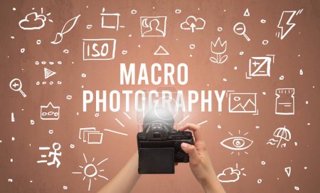 Foto de Fotografía tomada a mano con cámara digital e inscripción MACRO FOTOGRAFÍA, concepto de ajustes de cámara - Imagen libre de derechos