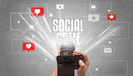 Foto de Primer plano de una mano tomando fotos con inscripción SOCIAL GAME, concepto de redes sociales - Imagen libre de derechos