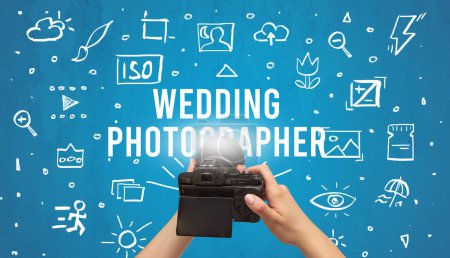Téléchargez les photos : Prise de vue manuelle avec appareil photo numérique et inscription WEDDING PHOTOGRAPHER, concept de réglages de l'appareil photo - en image libre de droit