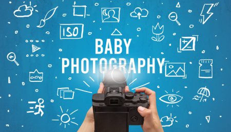 Téléchargez les photos : Prise de vue manuelle avec appareil photo numérique et inscription BABY PHOTOGRAPHIE, concept de réglages de l'appareil photo - en image libre de droit