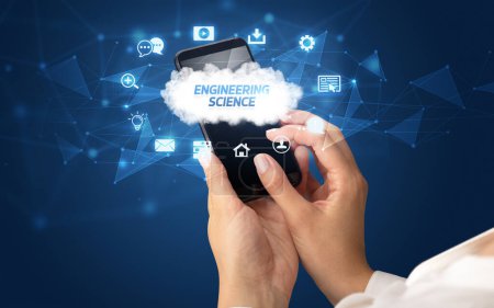 Foto de Smartphone de mano femenina con inscripción ENGINEERING SCIENCE, concepto de tecnología en la nube - Imagen libre de derechos