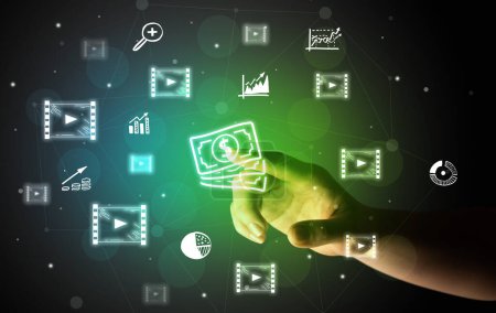 Foto de Hombre de negocios dedo tocando en la pantalla interfaz multimedia con iconos de efectivo dibujado a mano concepto futurista - Imagen libre de derechos
