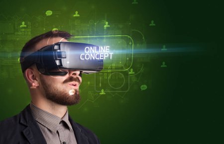 Téléchargez les photos : Homme d'affaires regardant à travers des lunettes de réalité virtuelle avec inscription en ligne CONCEPT, concept de réseautage social - en image libre de droit