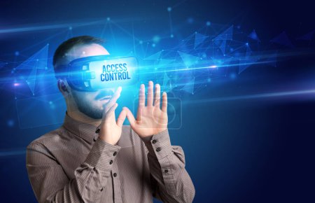 Téléchargez les photos : Homme d'affaires regardant à travers des lunettes de réalité virtuelle avec inscription ACCESS CONTROL, concept de cybersécurité - en image libre de droit
