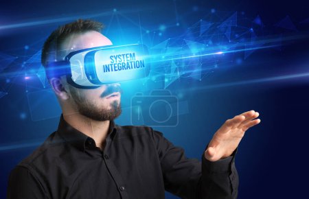 Téléchargez les photos : Homme d'affaires regardant à travers des lunettes de réalité virtuelle avec inscription SYSTEM INTEGRATION, concept de cybersécurité - en image libre de droit