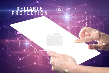Foto de Soporte de tableta futurista con inscripción PROTECCIÓN FIABLE, concepto de seguridad cibernética - Imagen libre de derechos